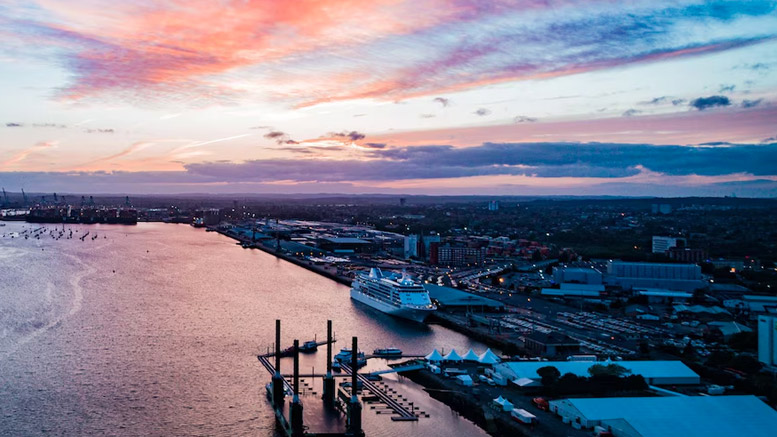 中圣碼頭：中圣科技投資新建公用大件碼頭，位于揚州市儀征港區，最大起吊能力2000t，可停靠最大20000t貨滾船，適用于大型設備的吊裝和運輸